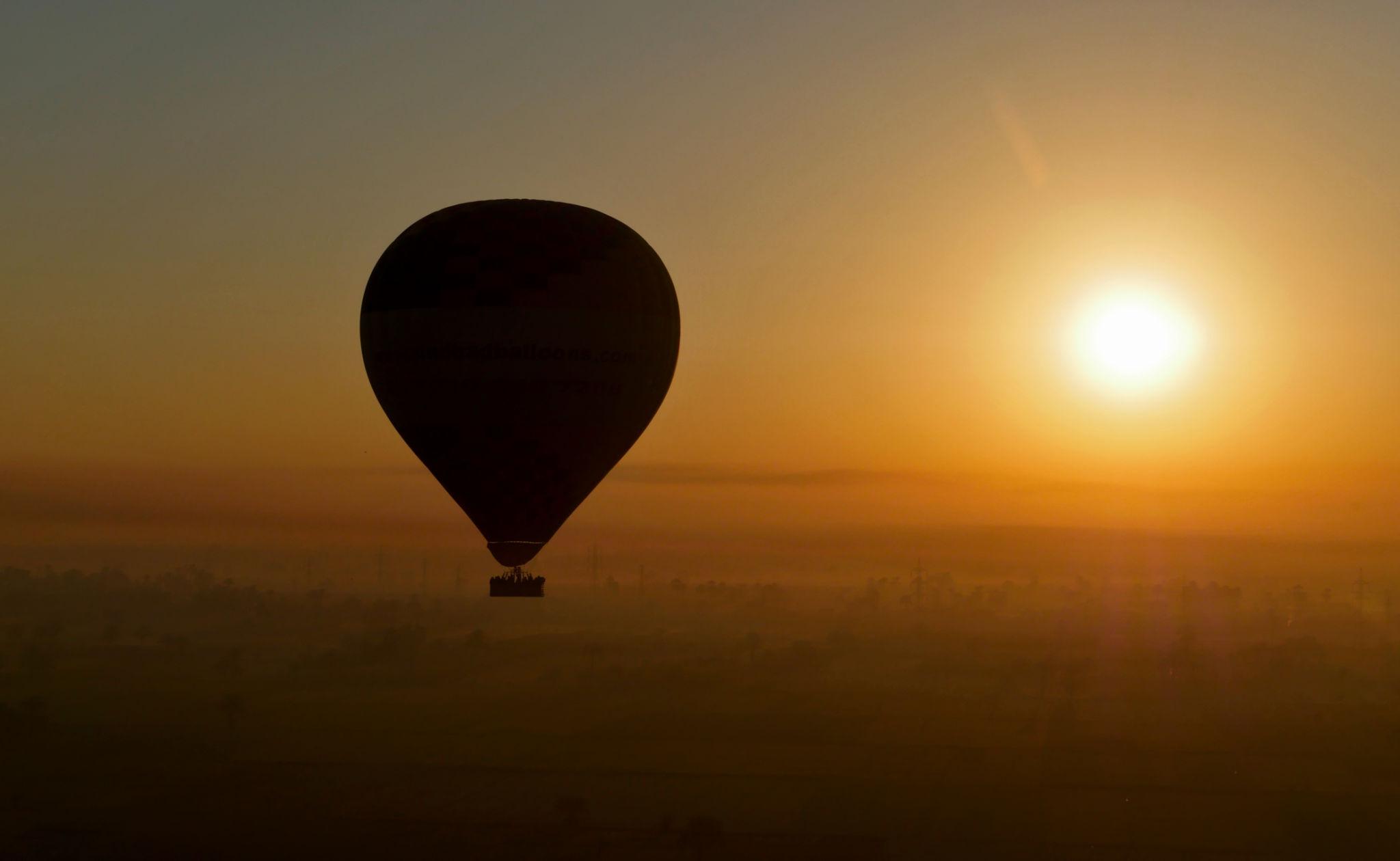 رحلة منطاد الأقصر عند شروق الشمس | جولة جوية فوق وادي الملوك