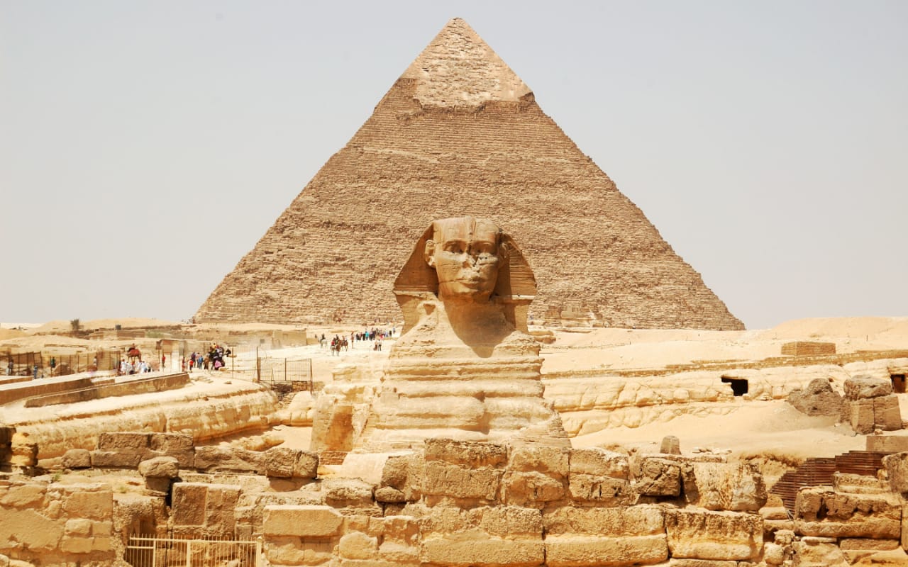 Great Sphinx of Giza aligned in front of the Pyramid of Khafre